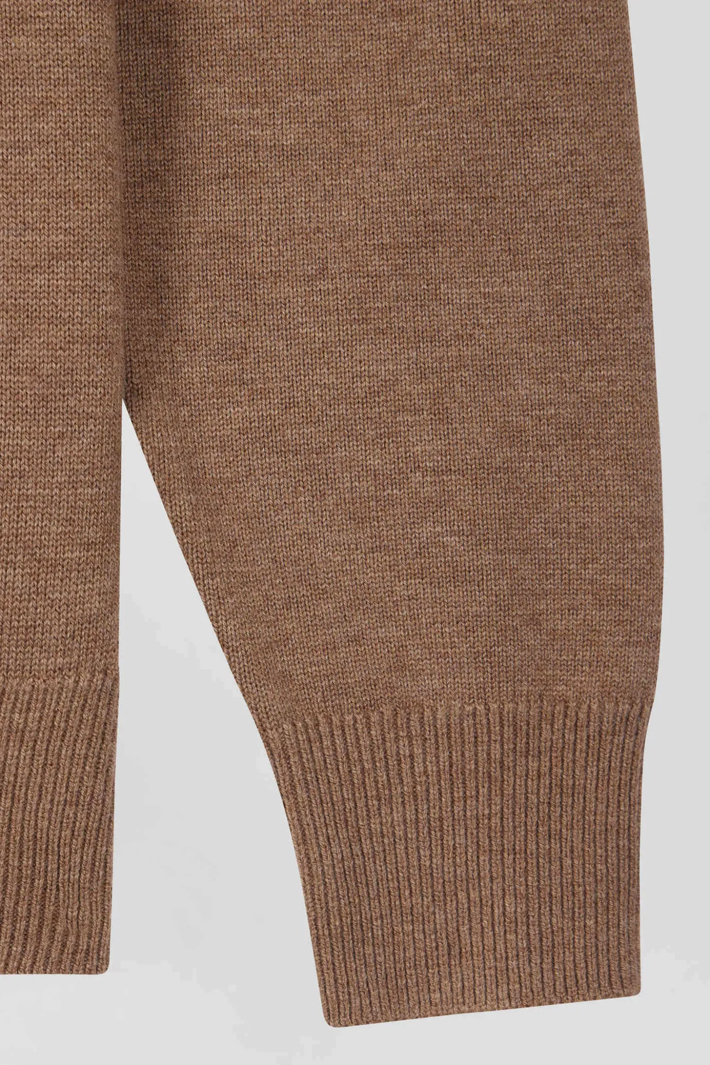 Pull col V en laine et coton camel demi-lune cerclée coupe Regular
