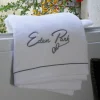 Serviette de bain à broderie blanche