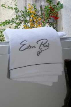 Serviette de bain à broderie blanche