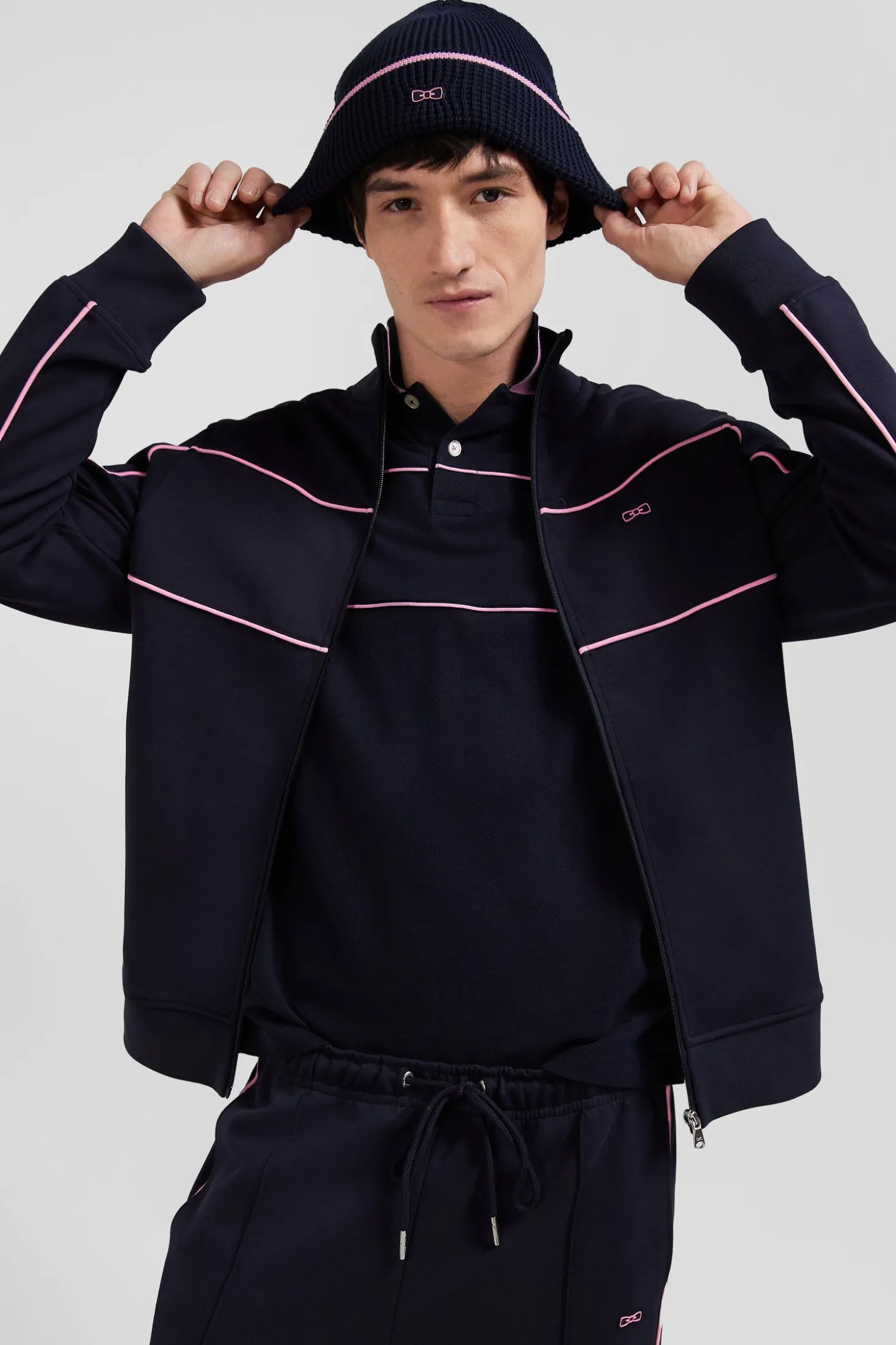 Sweatshirt zippé à col montant bleu marine passepoil rose coupe Regular