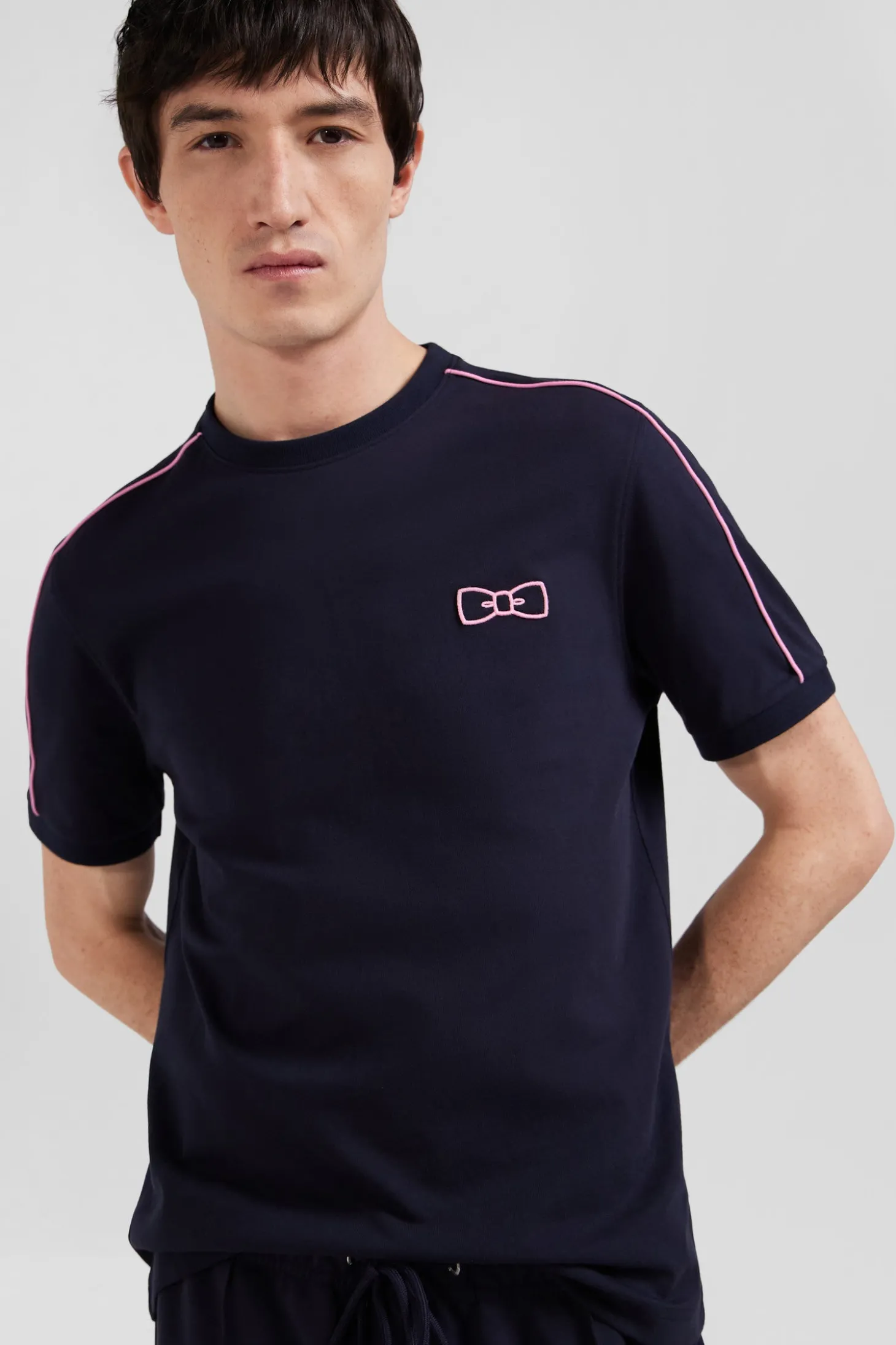 T-shirt manches courtes en coton bleu marine passepoil rose coupe Regular