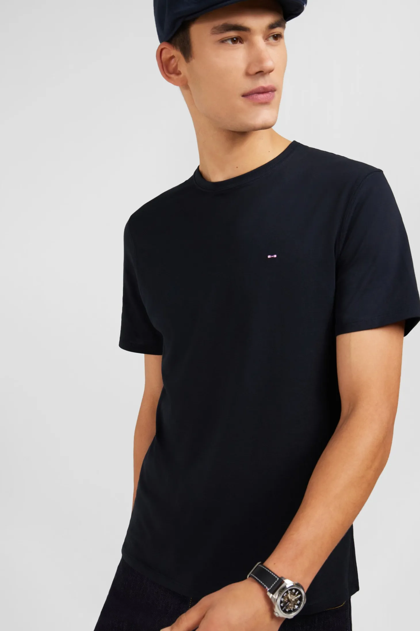 T-shirt noir col rond à manches courtes